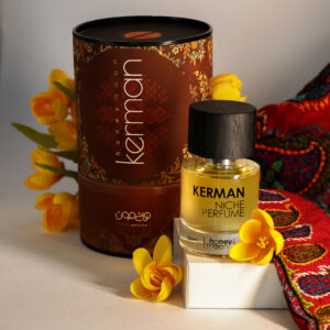 عطر کرمان هانی مون در کنار گل های زیبا و بسته بندی خاص