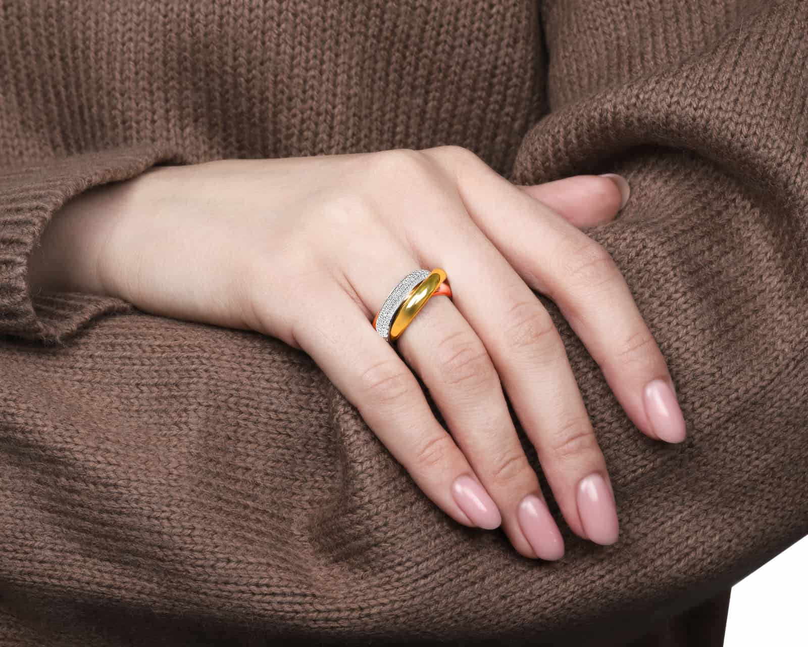 یک خانم که حلقه سه رینگ کارتیر را به دست دارد