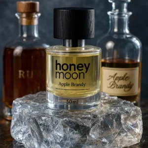 عطر اپل برندی روی یک تکه یخ
