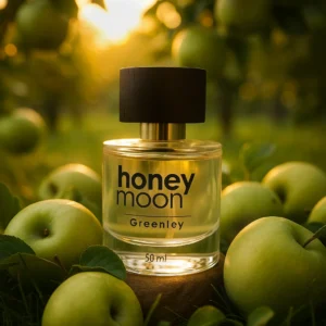 عطر مارلی گرینلی در کنار سیب های سبز